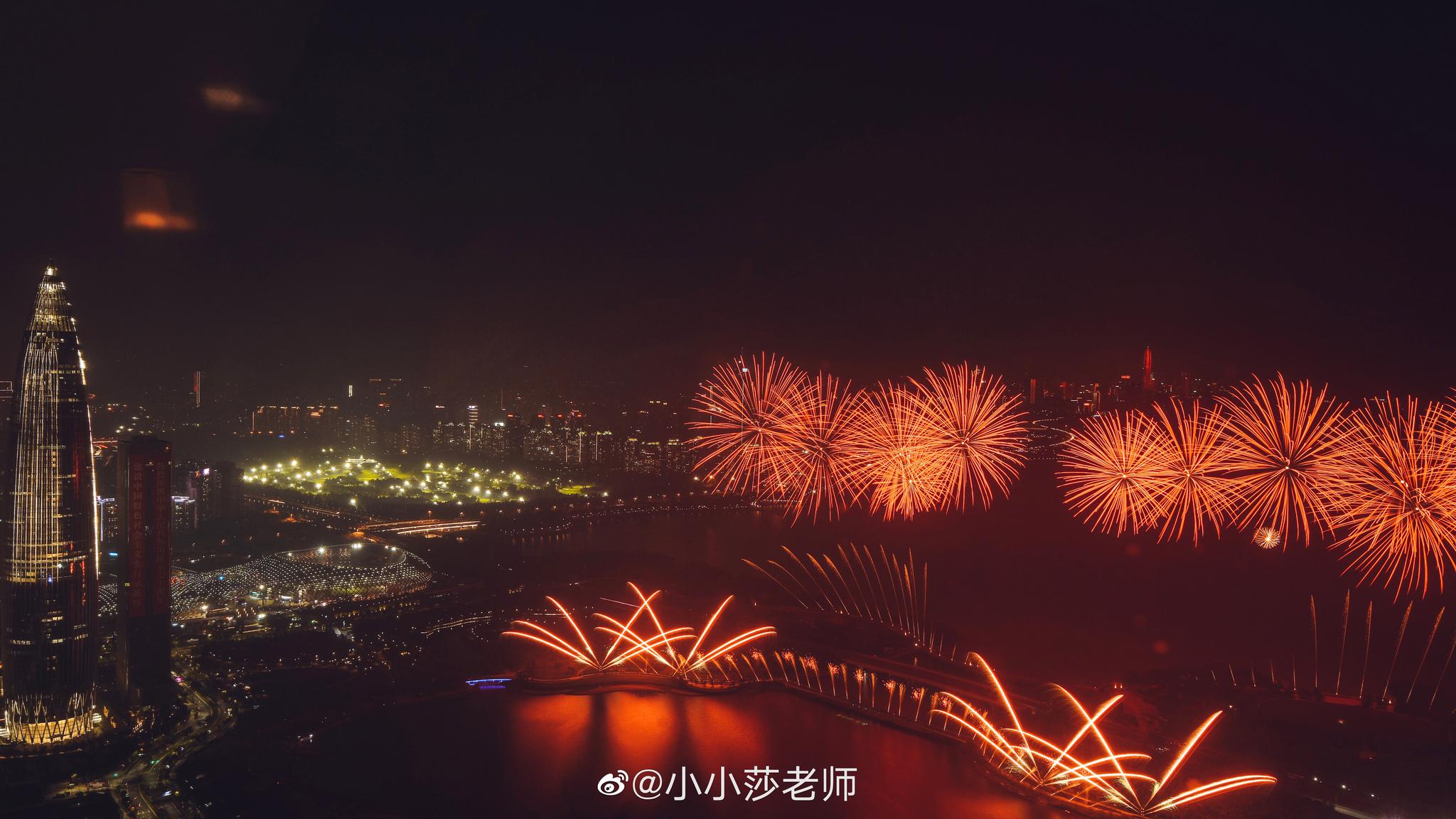 在高空中看完了深圳烟花表演大家一边发出阵阵惊叹结束的时候都忍不