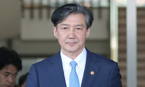 韩国部分市民举行集会,支持文在寅和曹国,敦促检察机关