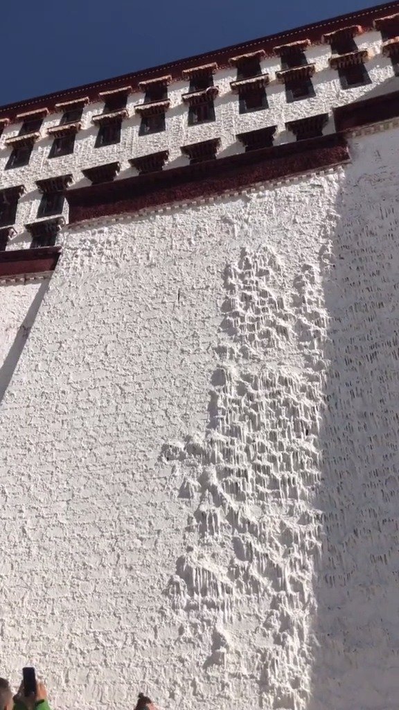 据说布达拉宫的墙是由阿嘎土,白玛草,牛奶和白糖搅拌均匀后从上往下