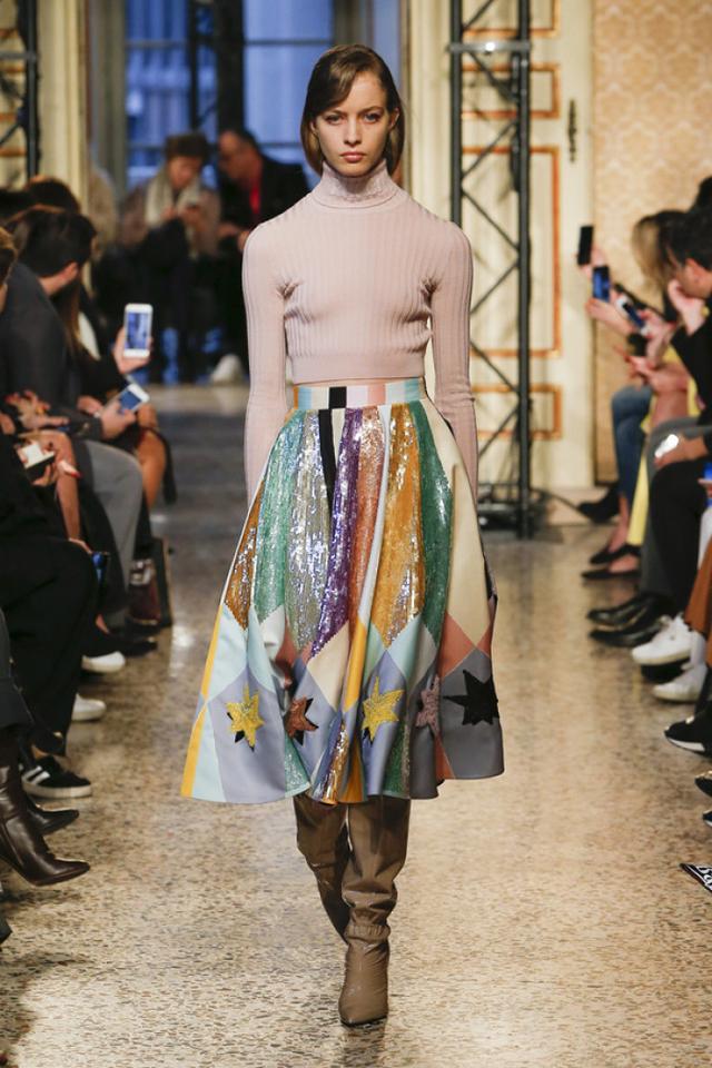 时装秀服饰风格清爽简约模特走秀张扬个性造型展示迷人魅力