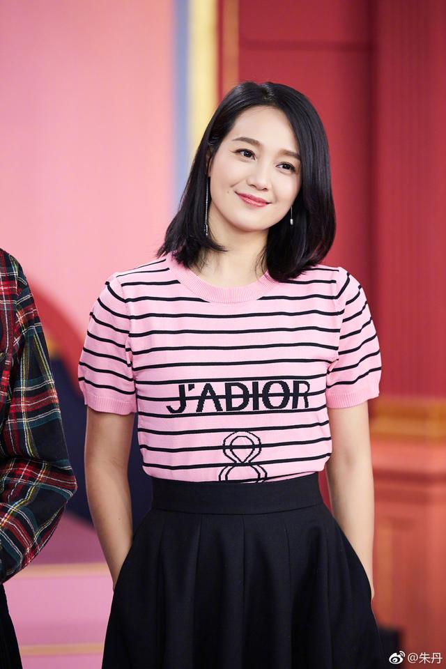 朱丹高调美一回了波波头短发搭配连衣裙一点不像38岁时尚辣妈