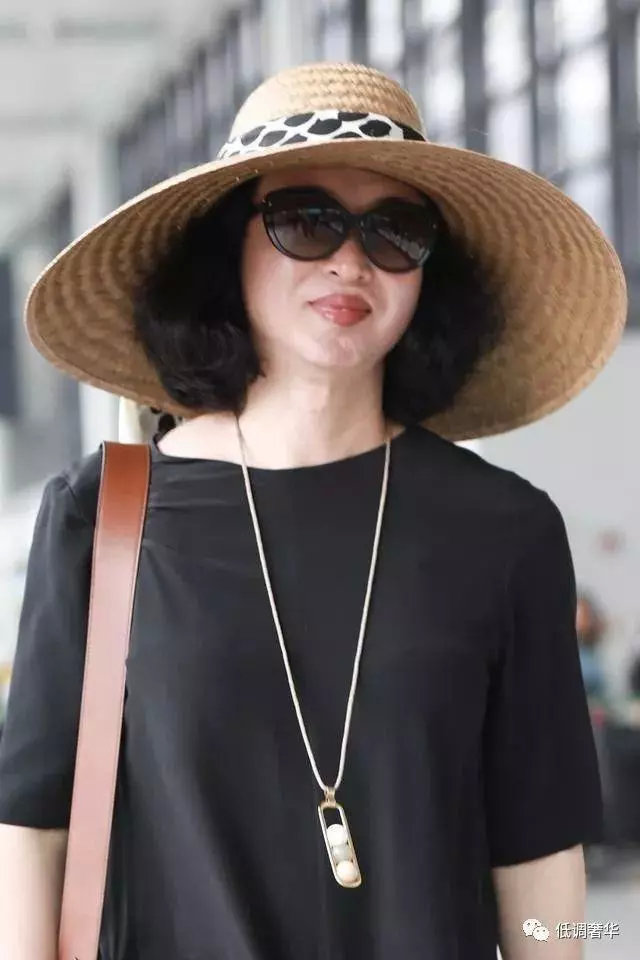 51岁金星现身机场,喉结凸出五官硬朗,停药后遗症逐渐明显