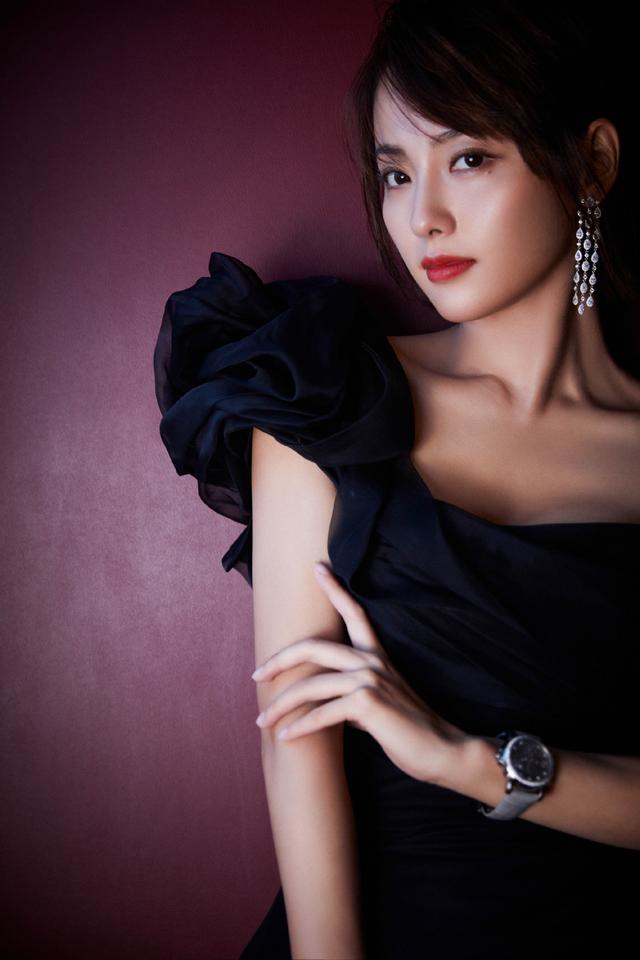 张嘉倪是真美,穿黑色斜肩连衣裙甜美动人,"养鱼锁骨"更是精致