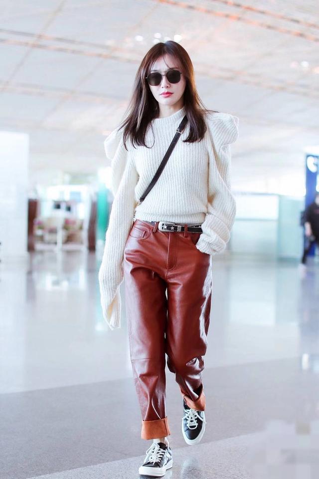 秋季别再露腿了,看看刘雯秦岚的酒红色皮裤造型,照样时髦好看!