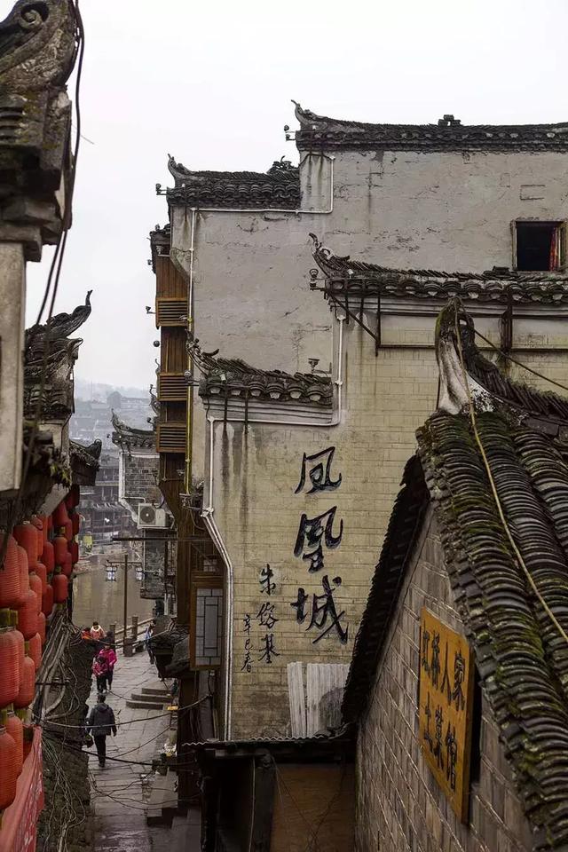 南凤凰"之美誉城内石板街道纵横交错古朴典雅两旁木楼房檐伸出别有一