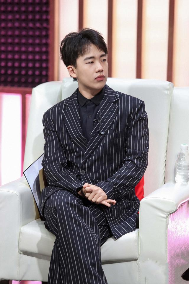 95后郭麒麟脱下大褂穿黑灰条纹西装清爽帅气不愧是相声界潮男