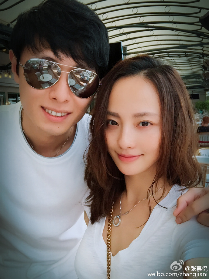 买超张嘉倪晒甜蜜合影庆祝结婚4周年,同款表情同款姿势撒狗粮