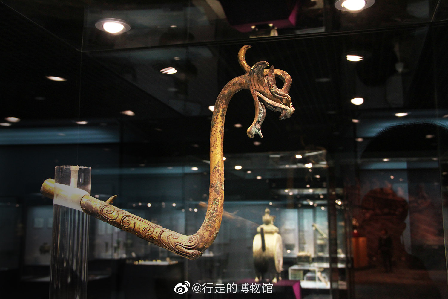 通体作呈"s"形的龙形,龙体中空