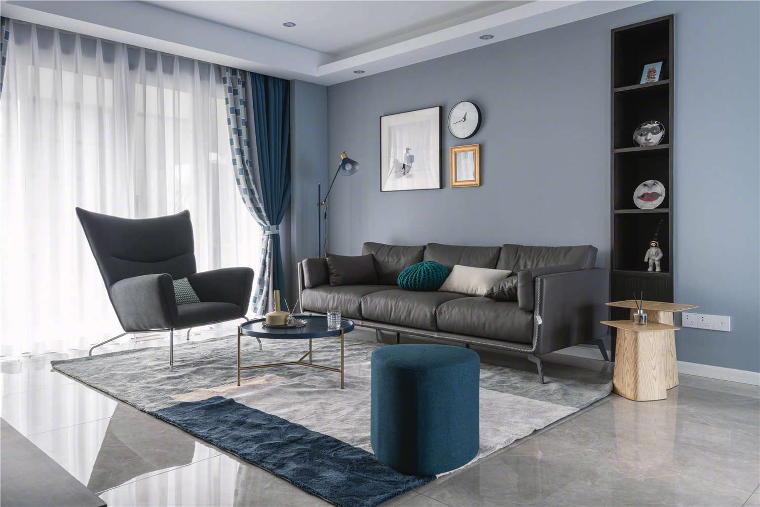 120平现代简约,大胆用黑灰蓝等暗色为主色调,看着冷淡