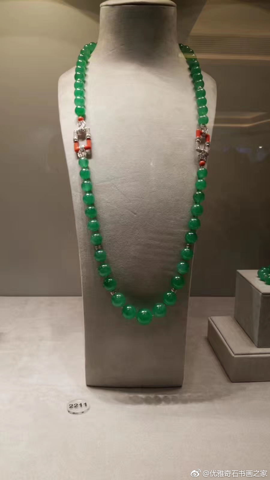 今年香港春拍其中一套最触目的可算是这套由卡地亚设计的翡翠珠链套装