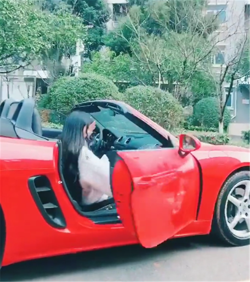 55万保时捷现街头看到女车主背影那一刻都没心思看车