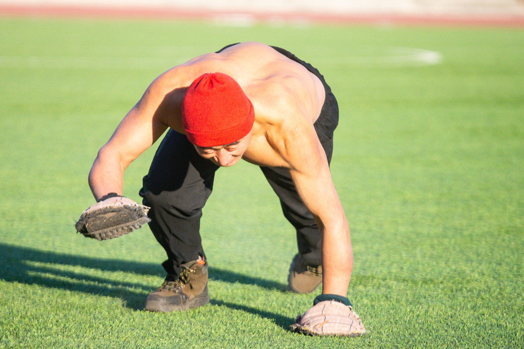 长春68岁大爷爬行健身4年自称治好了腰痛肩膀痛