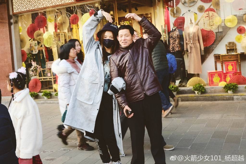 杨超越晒照将父母接来上海一起过年,父女俩街上比心太萌了