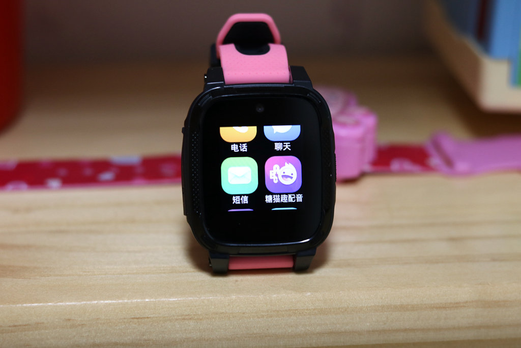 糖猫joy2手表的表带采用食用级硅胶材质,在两端还打了两个孔,亲和皮肤