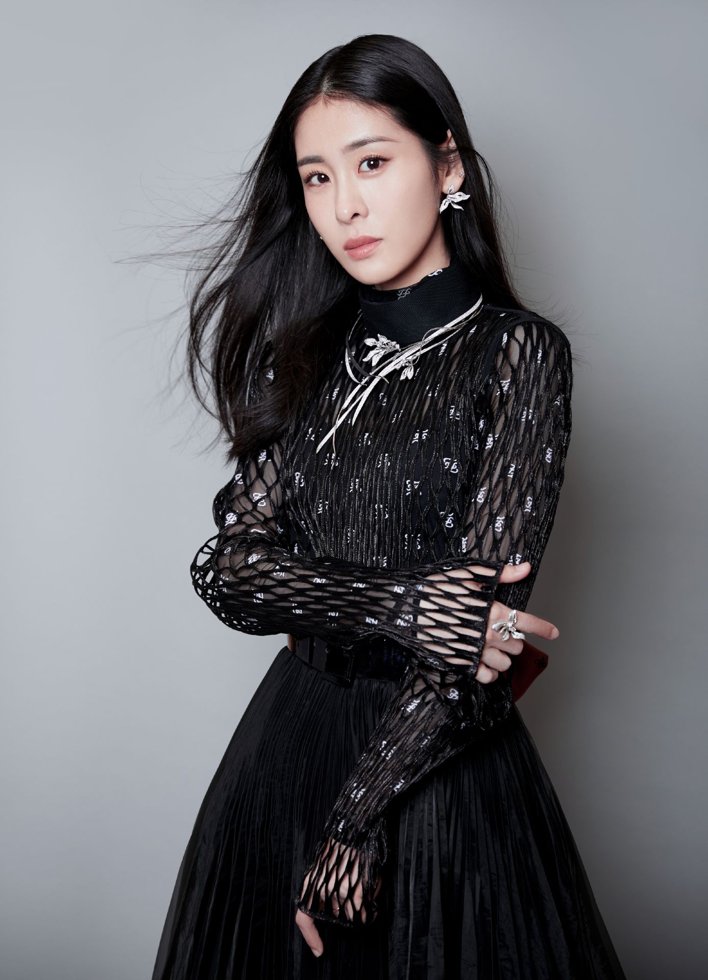 张碧晨穿黑色系,散发温婉女人魅力,宛如星空