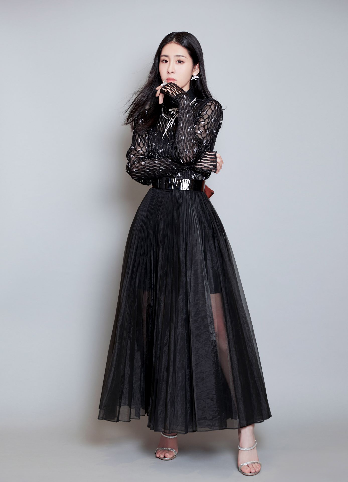 张碧晨穿黑色系,散发温婉女人魅力,宛如星空