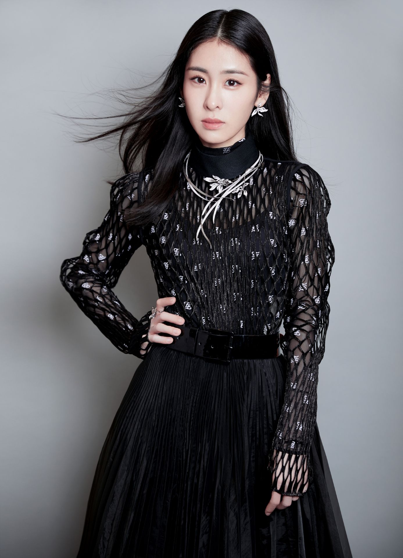 张碧晨穿黑色系,散发温婉女人魅力,宛如星空