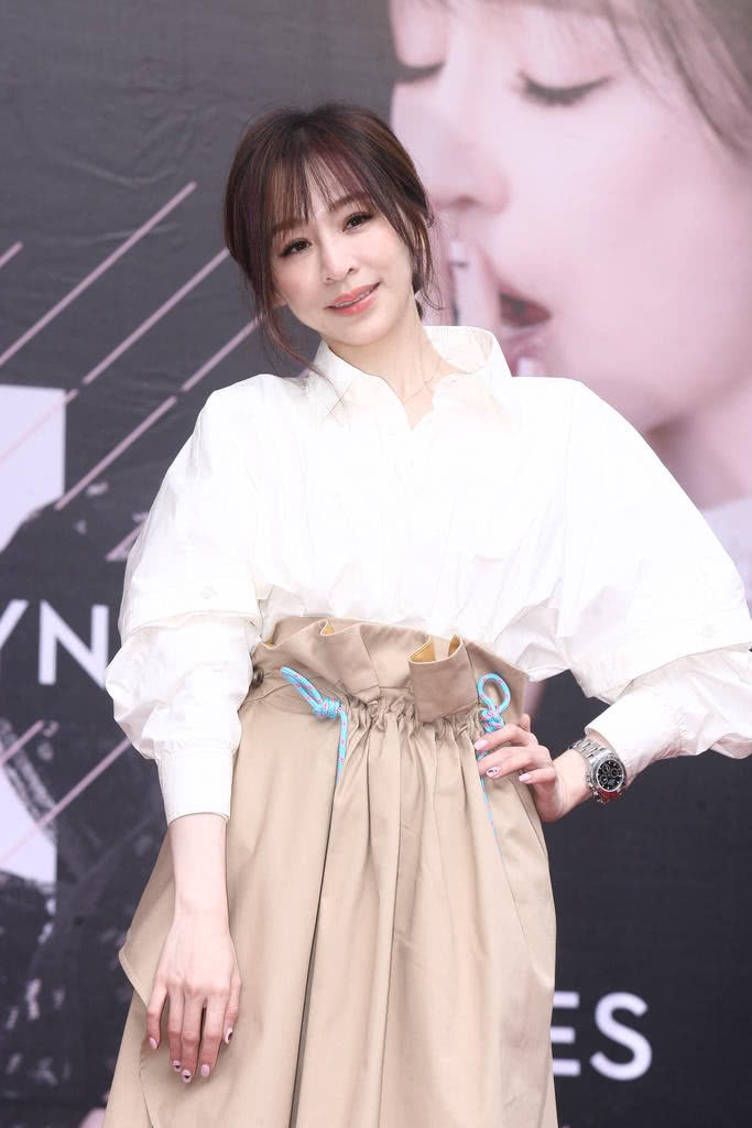 王心凌亮相活动歪头卖萌却难掩僵硬的笑容甜心公主难回归