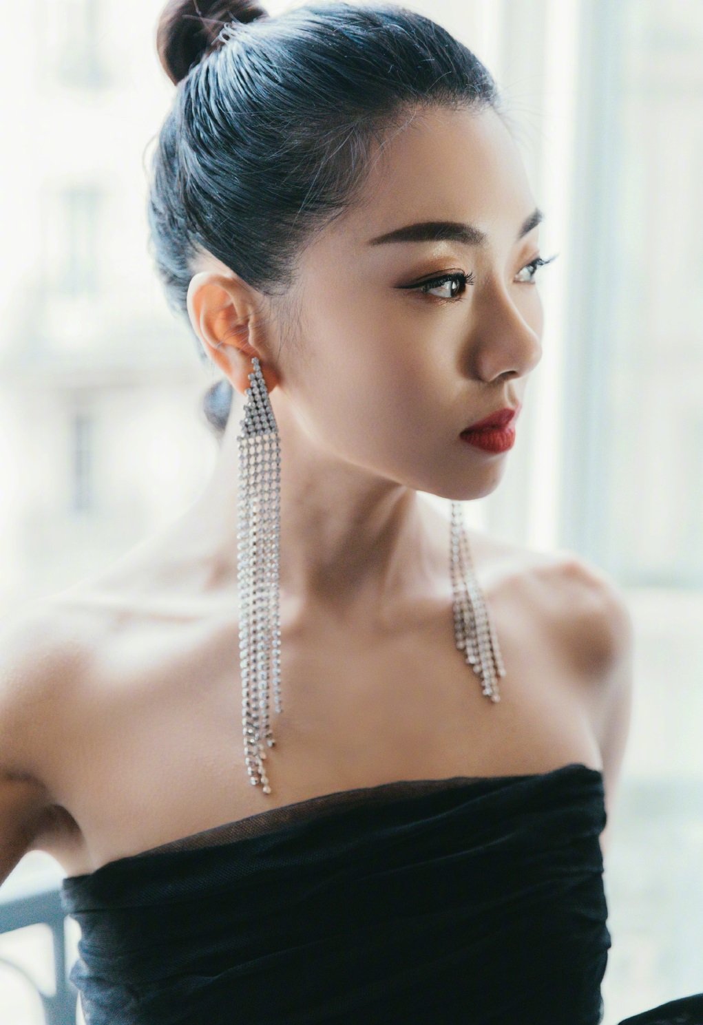 郑恺前女友程晓玥晒美照气场强大,但"骨骼惊奇"的膝盖有点出戏