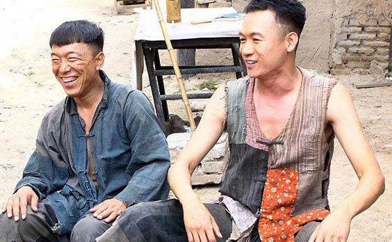 他最早演的第1部电影叫《上车,走吧》,当时这部电影的主角是演员高虎