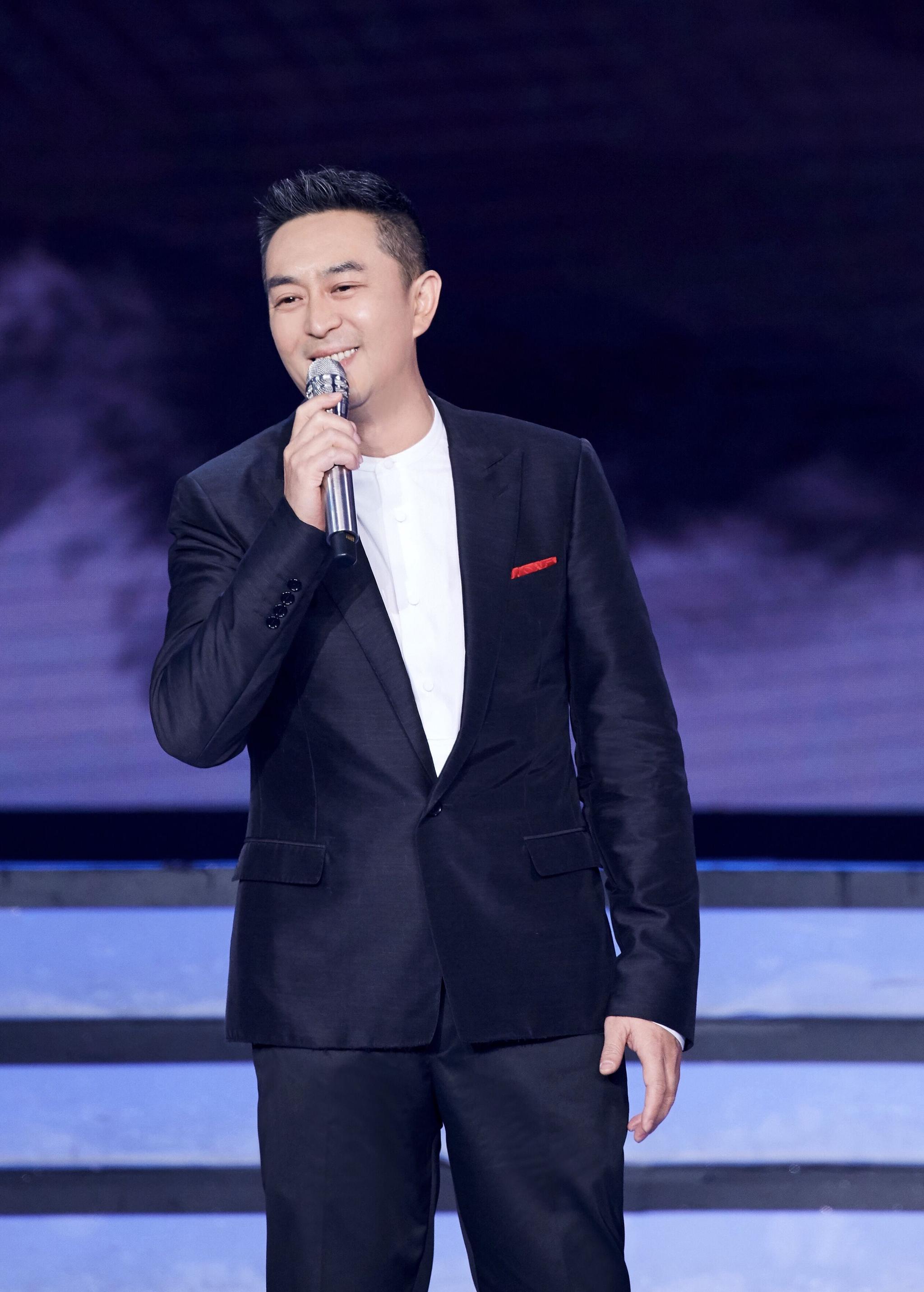 张嘉译的油头加侧颜酷似黎明,网友:帅版王思聪