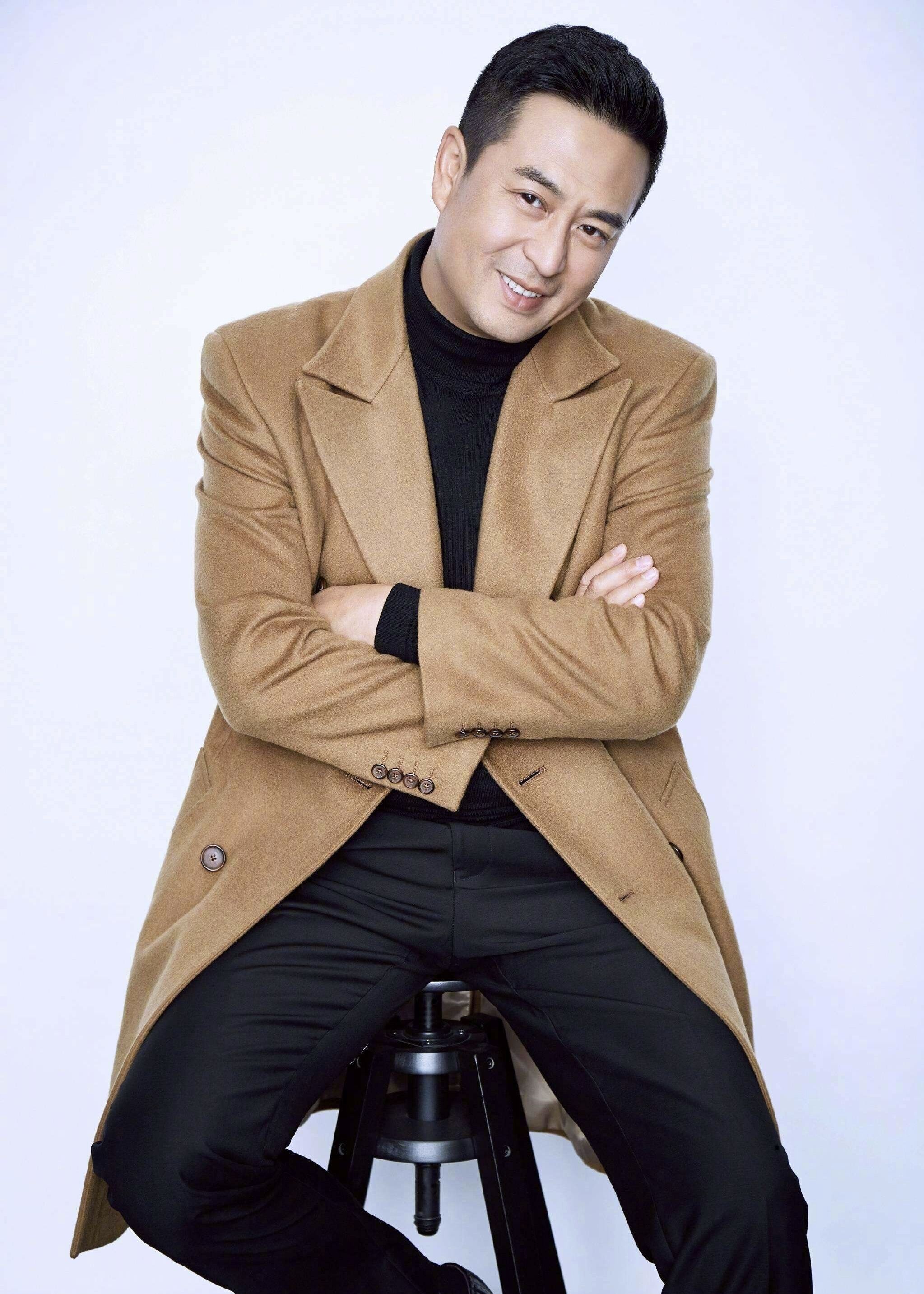 张嘉译的油头加侧颜酷似黎明,网友:帅版王思聪