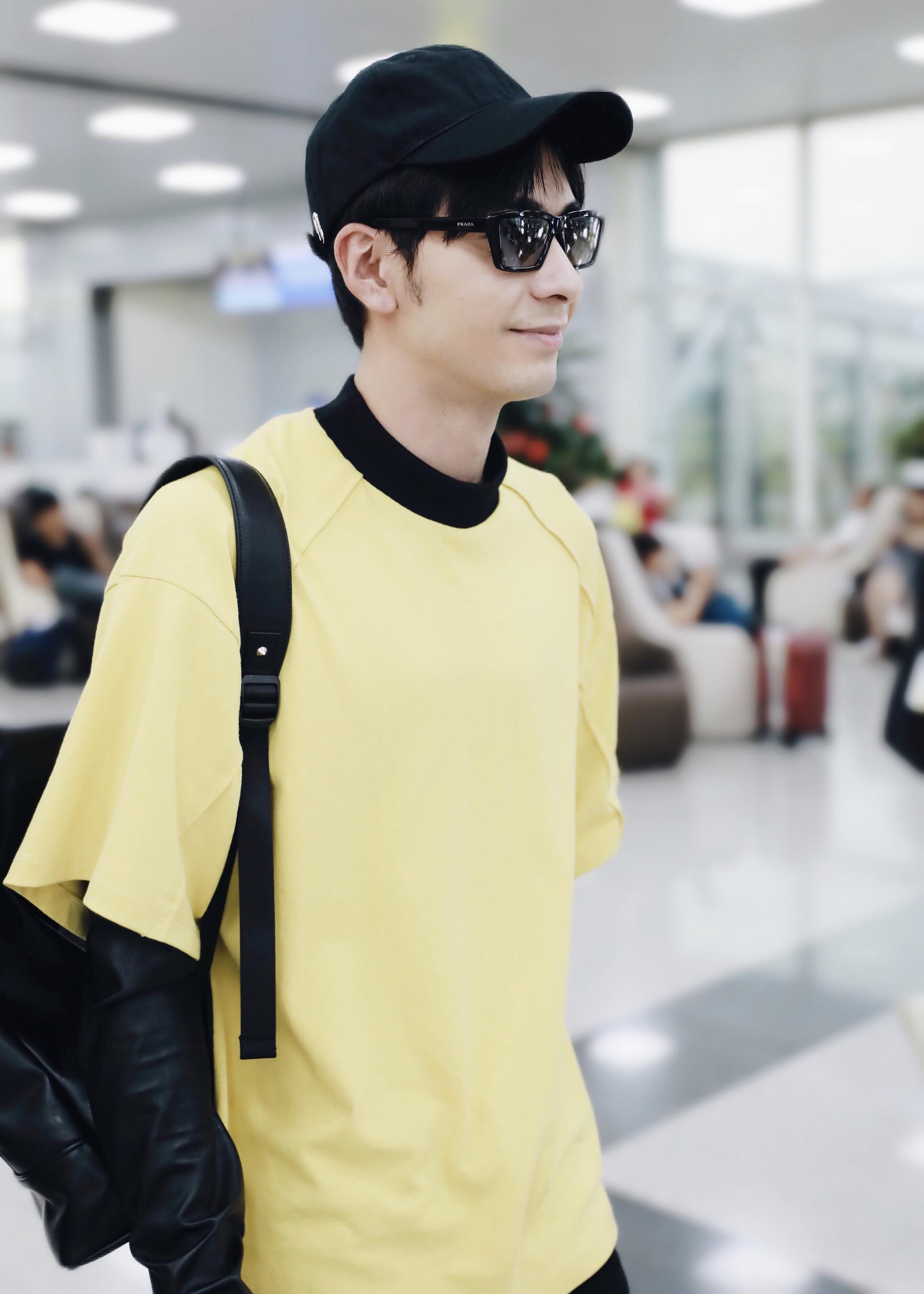 陈星旭chen先生身着鹅黄色宽松t恤现身机场