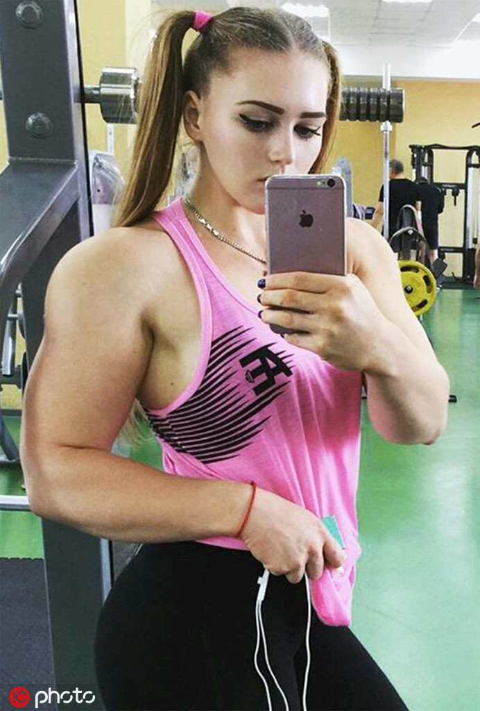 俄罗斯金刚芭比轻松挑战215公斤负重深蹲