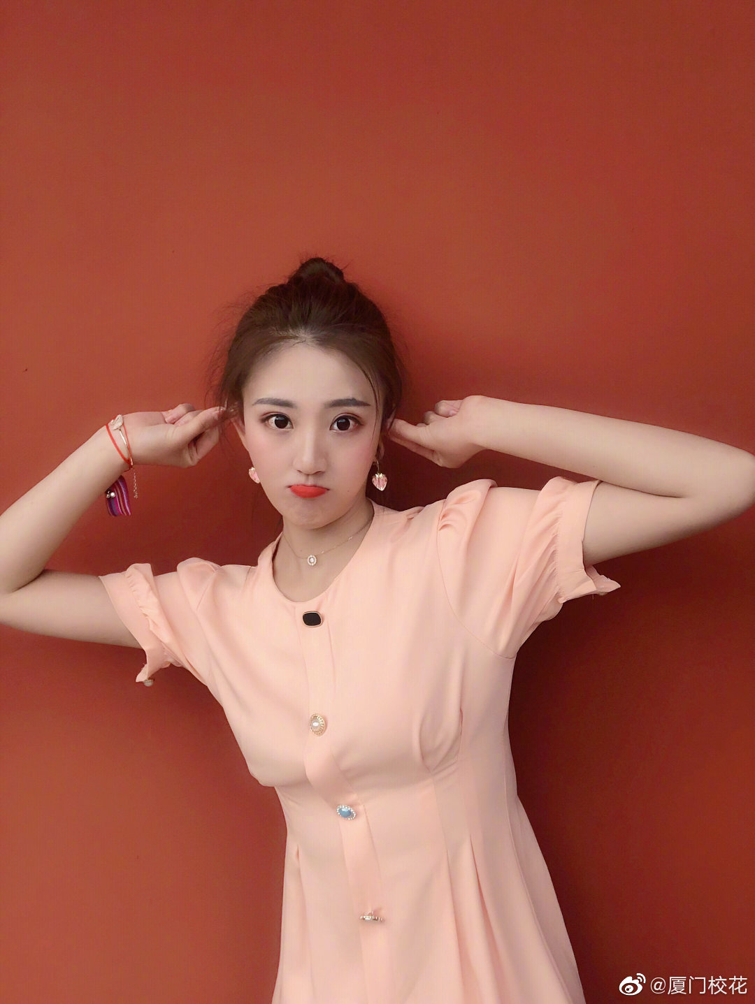 她叫黄意岚,96年,毕业于四川电影电视学院, 身高170,现在是中国交通