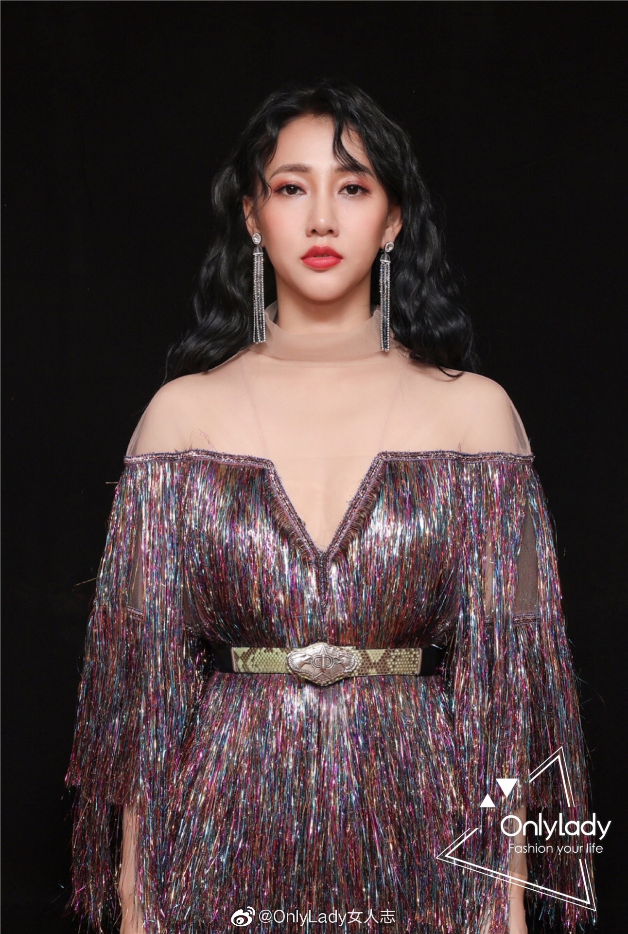 弦子stringer身着一袭五彩亮感流苏长裙登上舞台