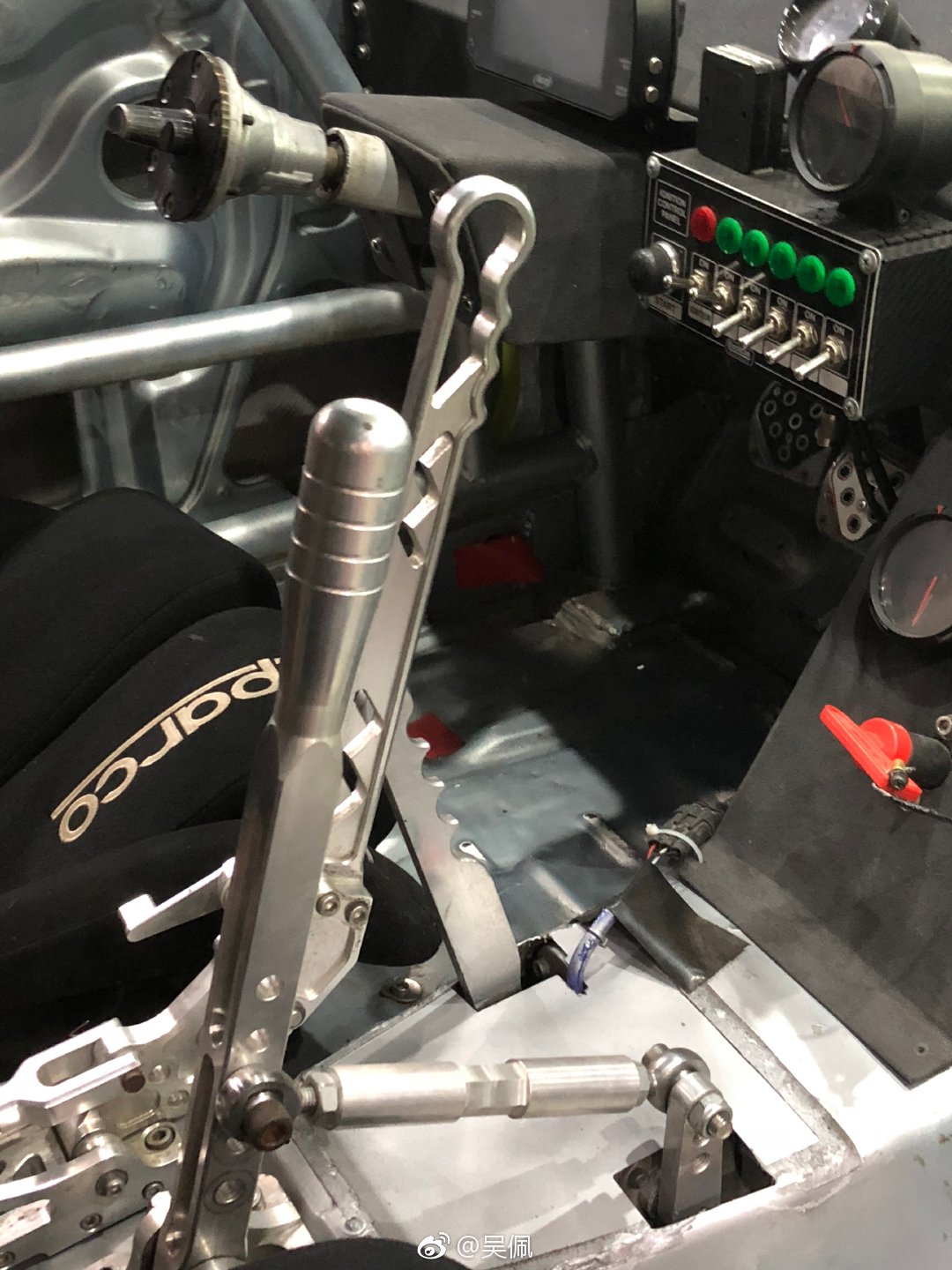 序列式变速箱是直牙咬合的方式,离合只在起步的瞬间才需要