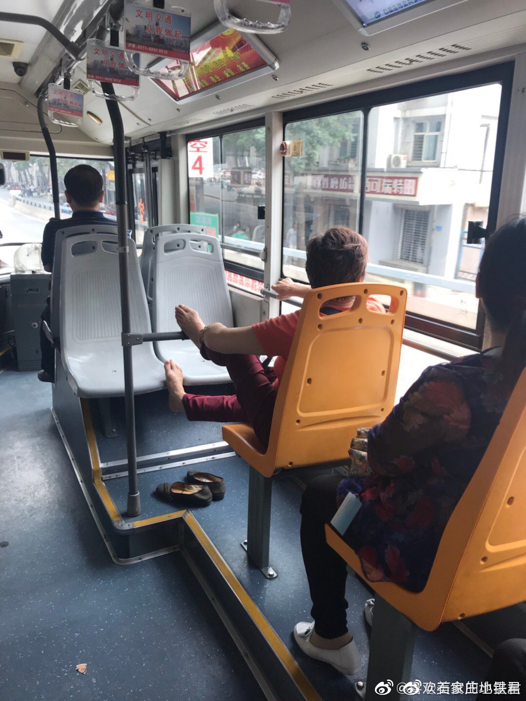 文明呢?公交车上一老太太脱鞋翘脚而坐