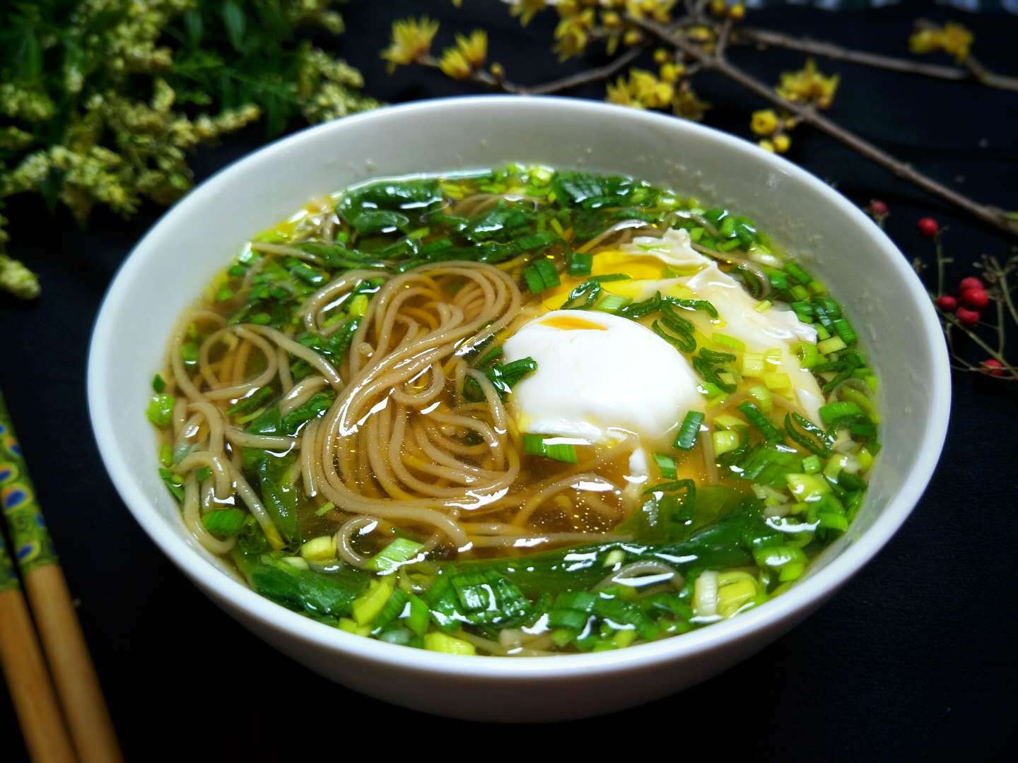 做法:   1,食材备好,这是一大碗酸汤面的食材.
