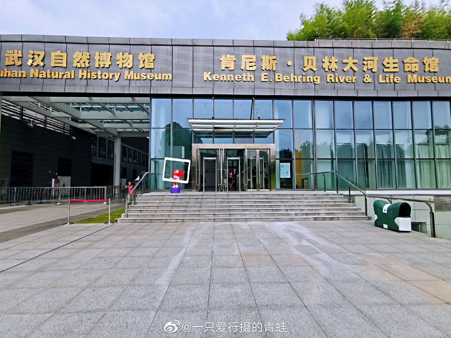 武汉自然博物馆位于武汉市园博园北靠荆山南面楚水