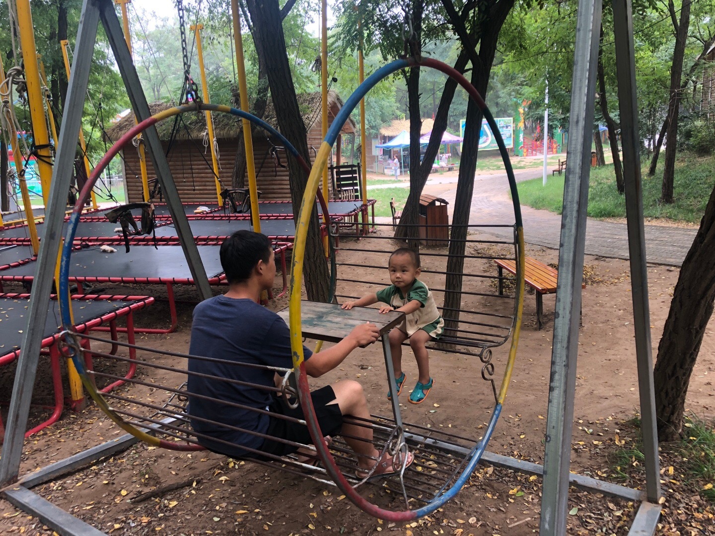 雁鸣蟹岛一个原生态的有树屋温泉的儿童乐园一节小车厢就能满足的单