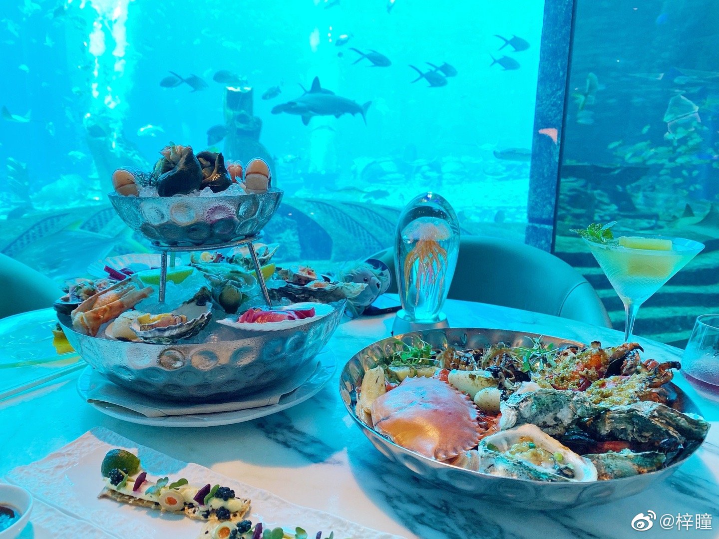 2022迪拜帆船酒店海底餐厅美食餐厅,主要是享受坐在鱼缸边吃饭的...【去哪儿攻略】