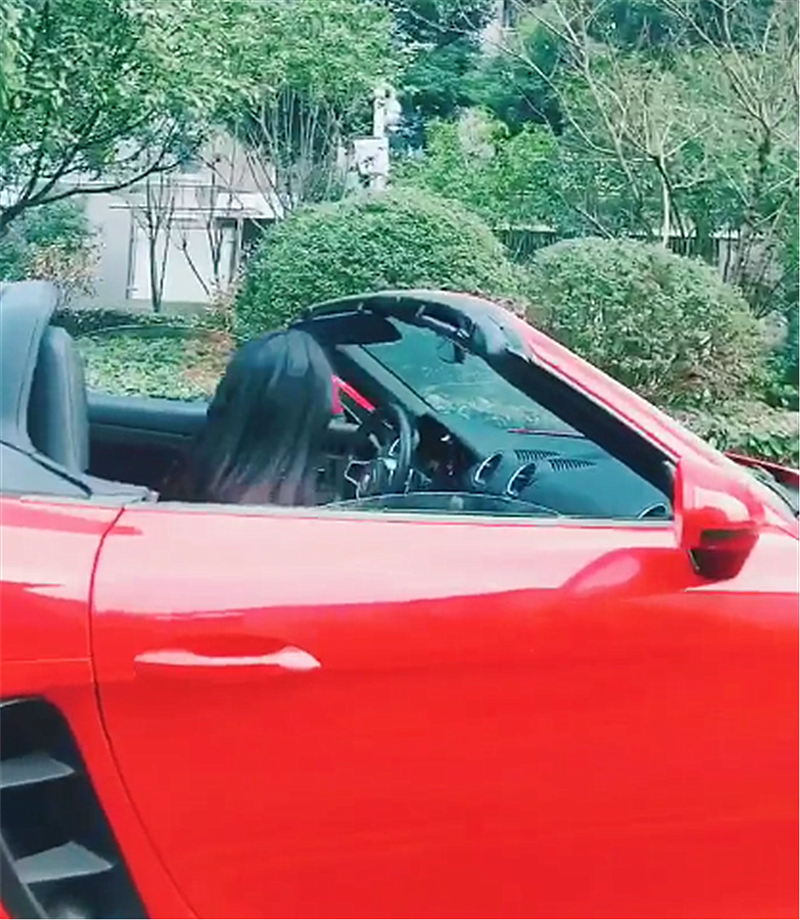 55万保时捷现街头看到女车主背影那一刻都没心思看车