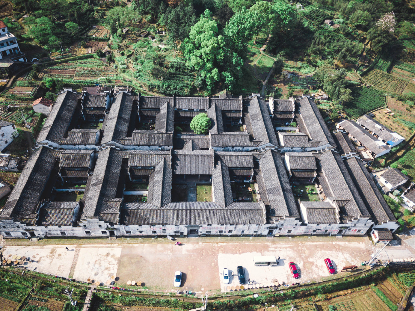 千柱屋,又名斯盛居,位于诸暨市东白湖镇斯宅村,建于清代嘉庆年间
