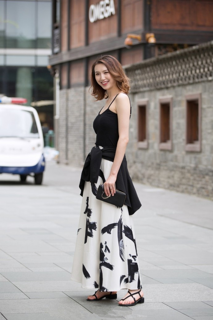 街拍:下雪后,乡下美女穿搭吊带背心,显得神气十足