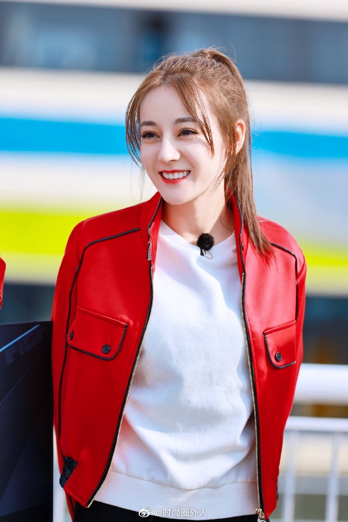 身穿红色夹克扎高马尾现身《极限挑战》,青春靓丽的胖迪.