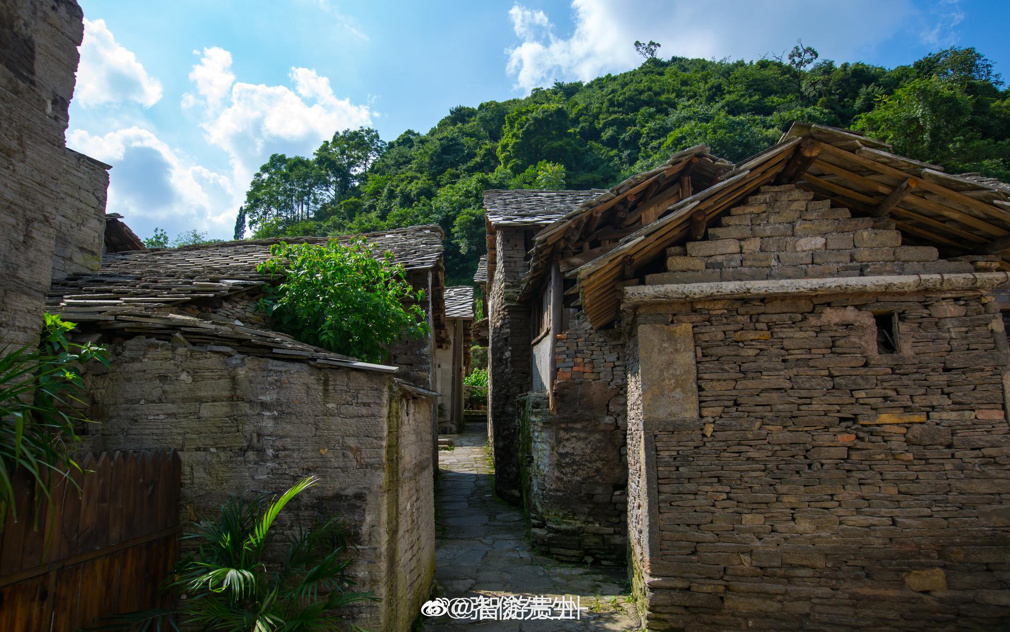 贵州安顺本寨的石板村.像是被晚霞洗礼一般,静谧,安逸