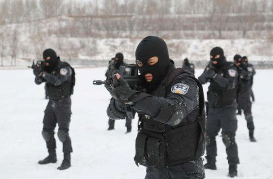 为什么特种兵脸上抹迷彩油,特警却戴面罩?不说,大多人不知道