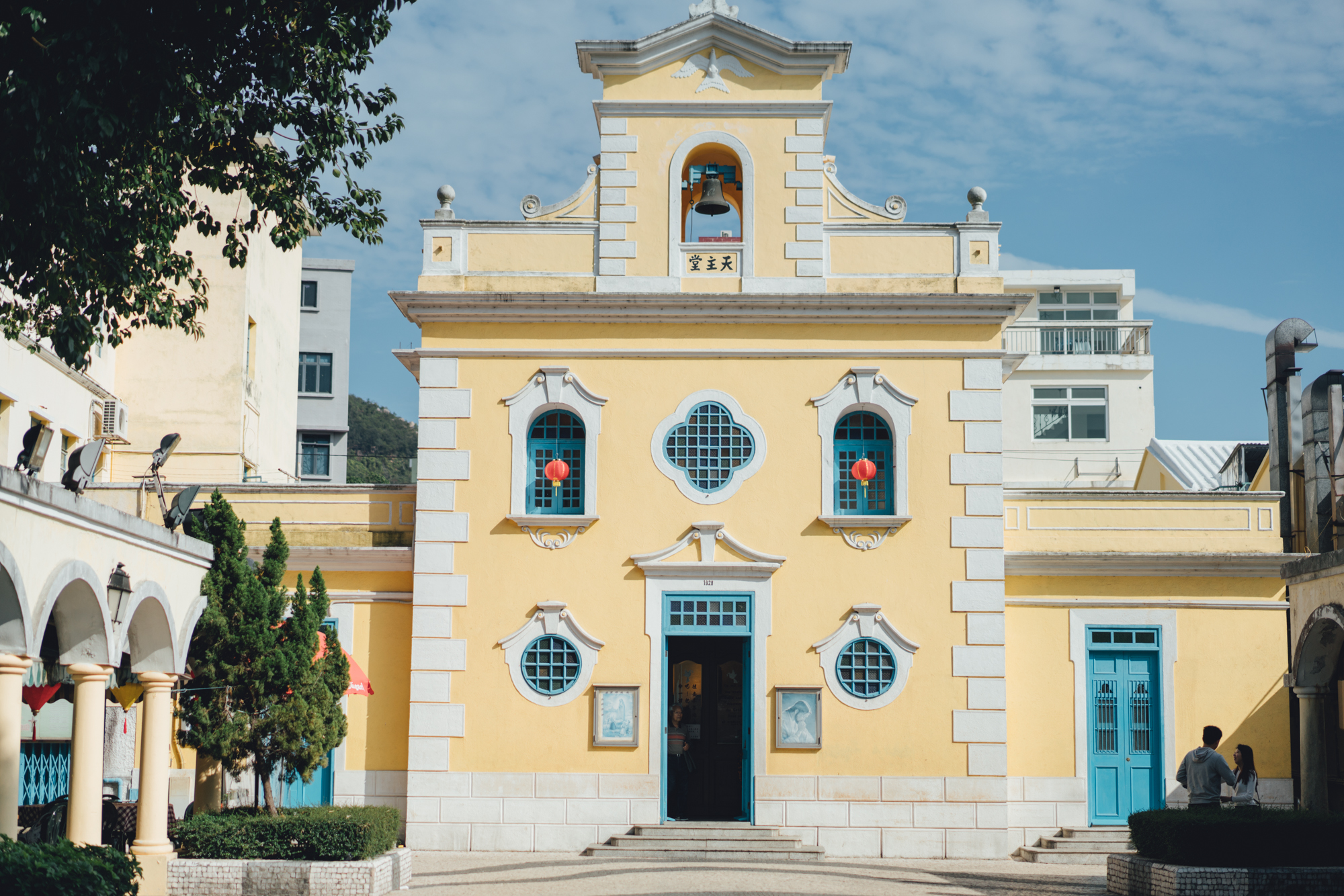 路环不大,多彩的路环街头,沿着海边的十月初五马路