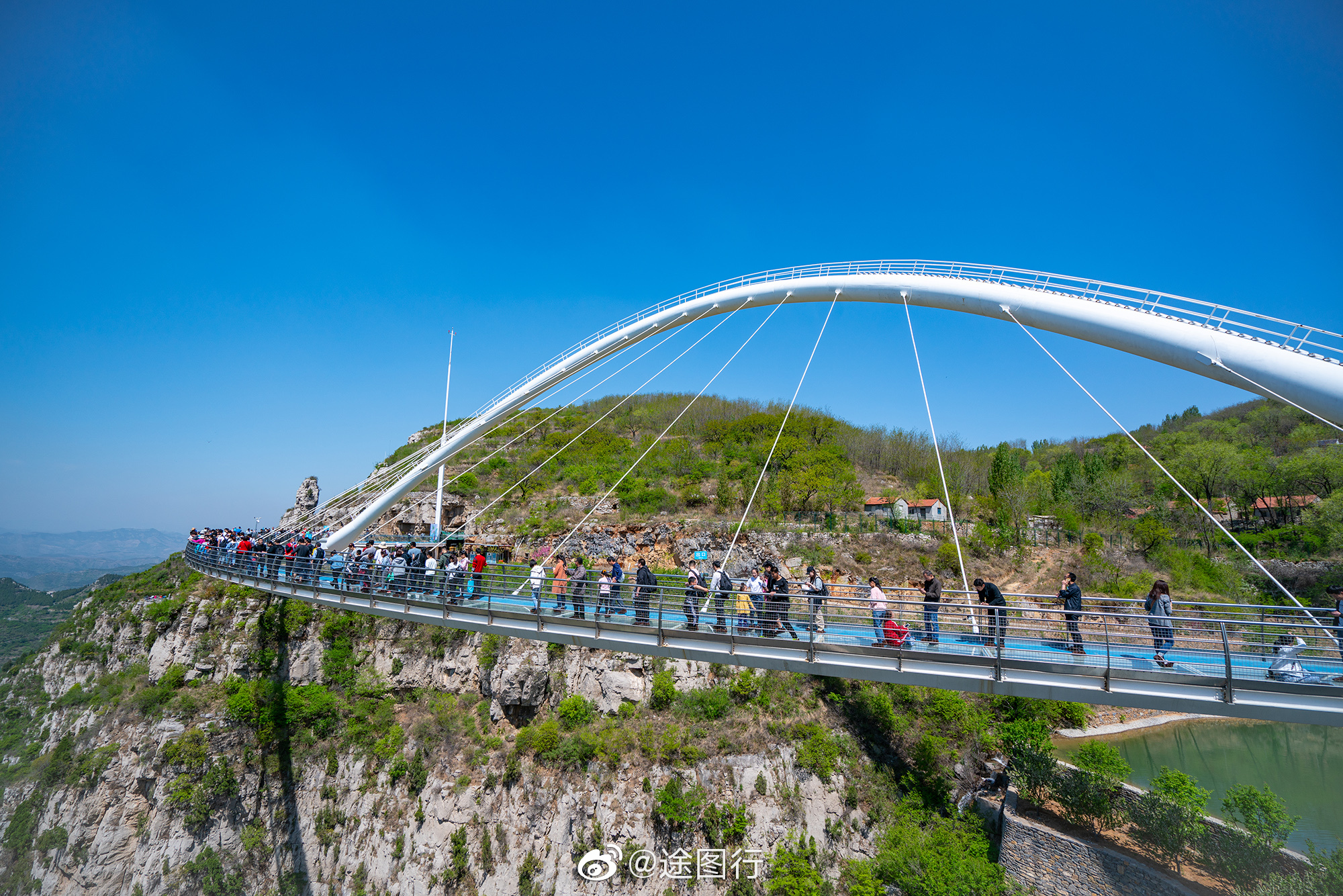 淄博潭溪山,正值春暖花开的季节