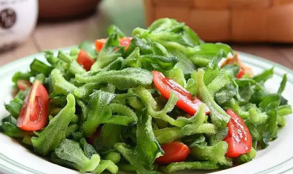 这种蔬菜看起来就像冰一样,叶片上有层"冰泡泡",有淡淡的咸味