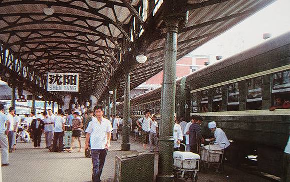 90年代的太原街是这样的,图片右下角的新华书店,沈阳画苑,有谁去过?