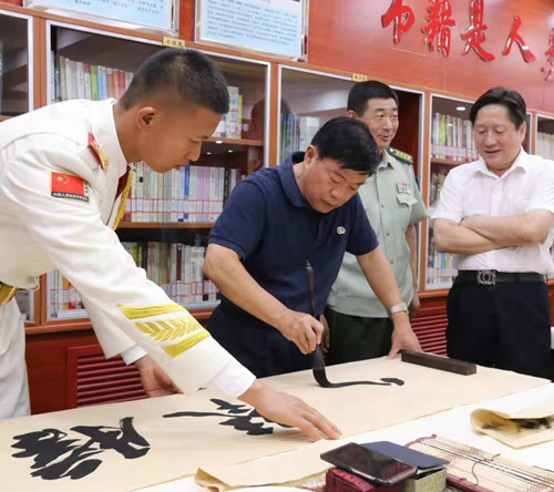 安徽武警总队原副司令员,著名书法家葛长臻现场创作著名军旅书法家