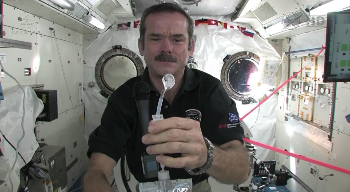 宇航员在太空中怎么喝水?