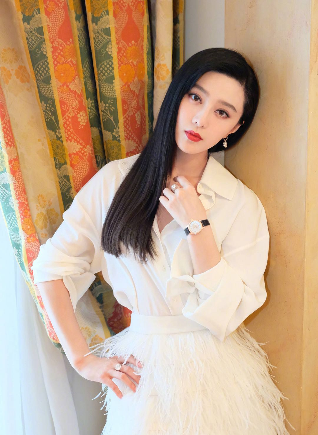 范冰冰新年首晒自拍照换上中长直发依旧女神范