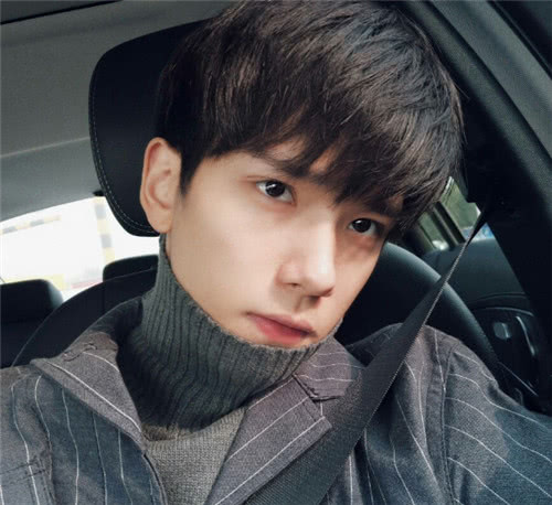 李现通过这部剧也是大火了一把,他饰演的韩商言忽而冷酷,忽而可爱,是